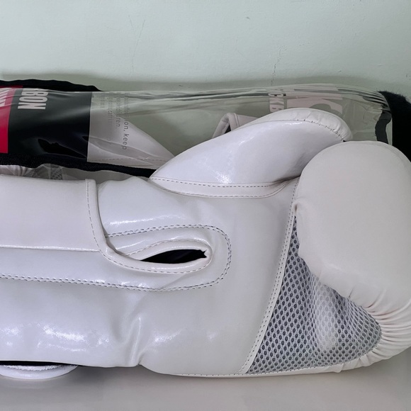 The Carbon KickBoxing Gloves🌸 - Picture 2 of 5